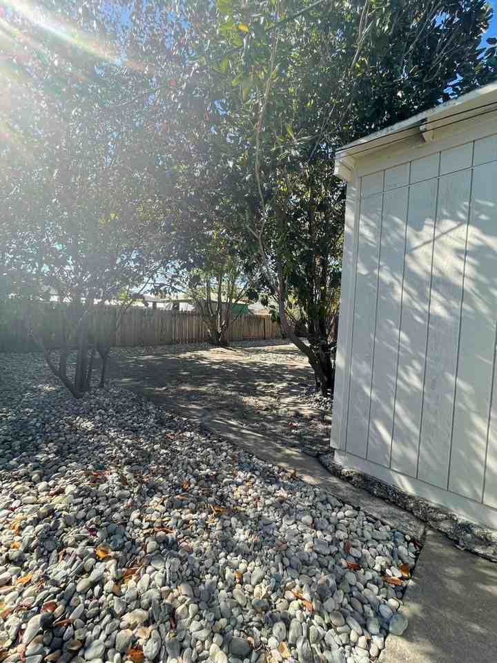 1429 Hawaii St - Photo 4 of 48