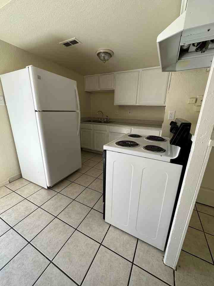 Spacious 2 Bedroom Apartment with Private Backyard - Photo 3 of 13