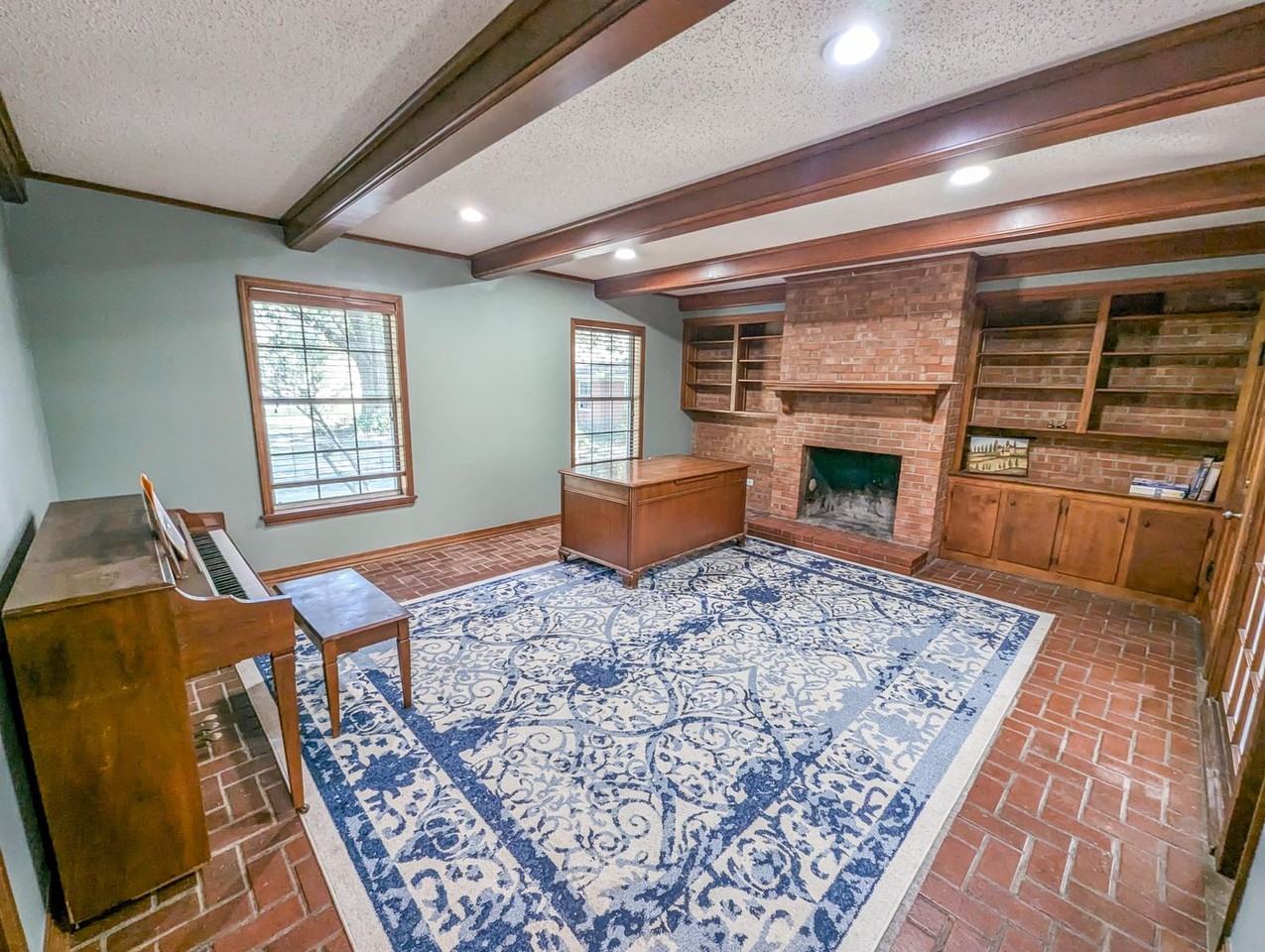 6231 Dillingham Ave - Photo 6 of 17