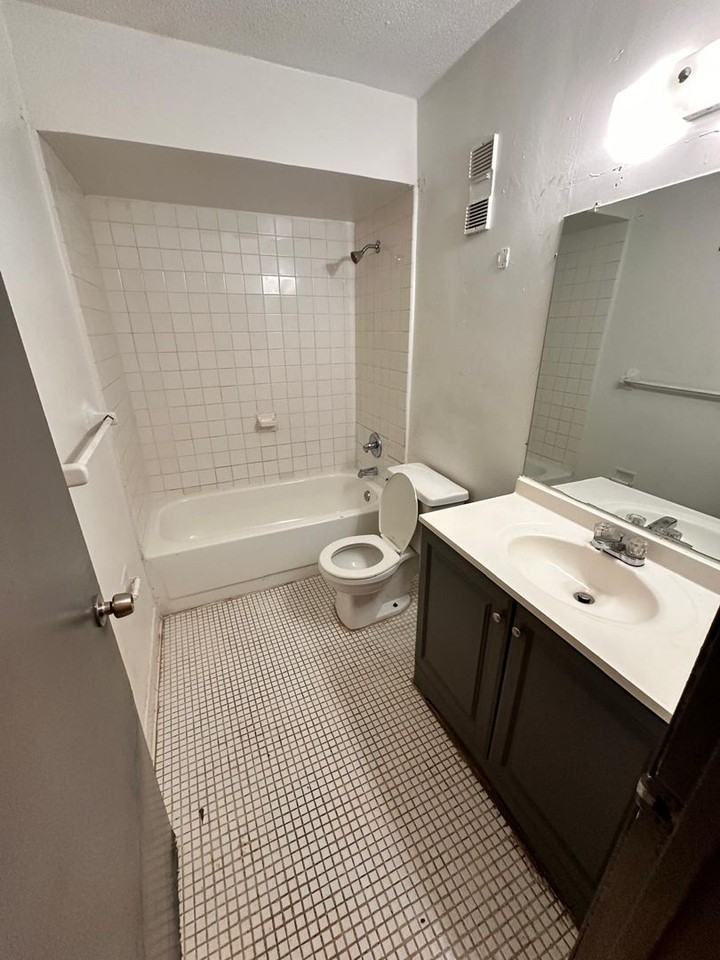 1217 Kennedy Rd - Photo 5 of 6
