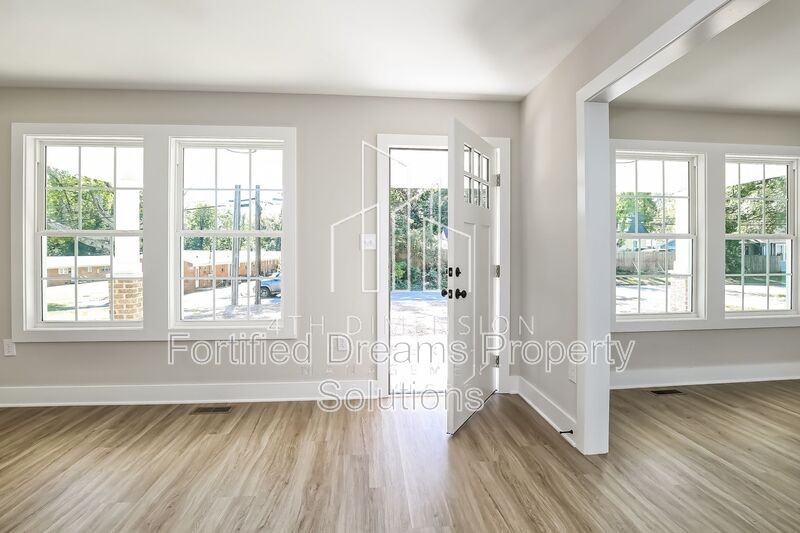 806 Oak St - Photo 3 of 15