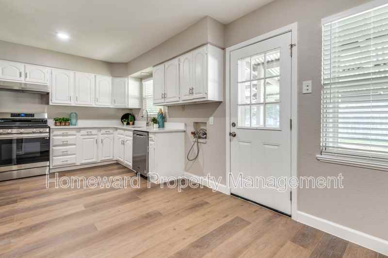 1819 Dory Ln - Photo 3 of 8