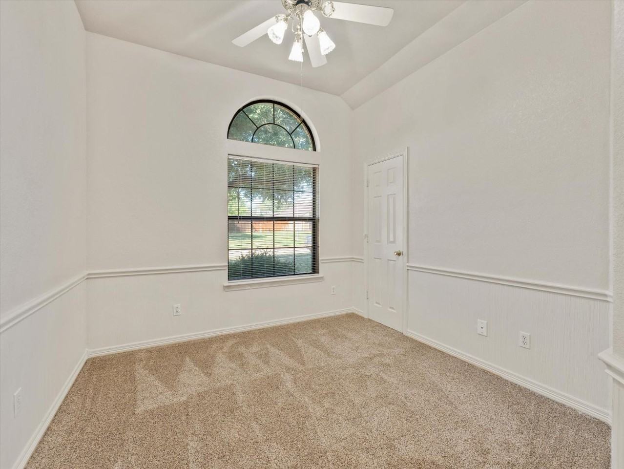 207 Brandon Way - Photo 2 of 17