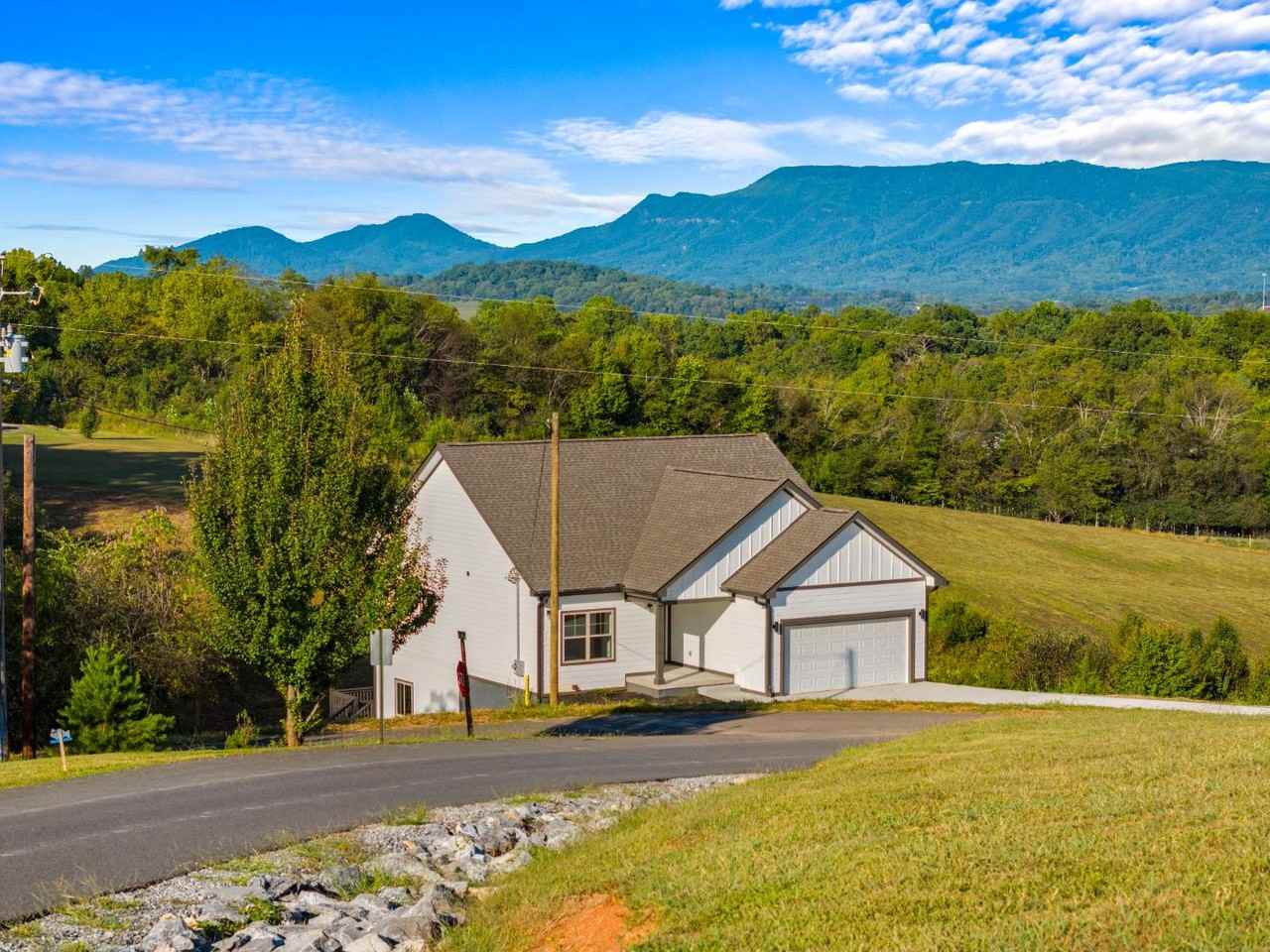 1048 Farm Rd - Photo 3 of 10