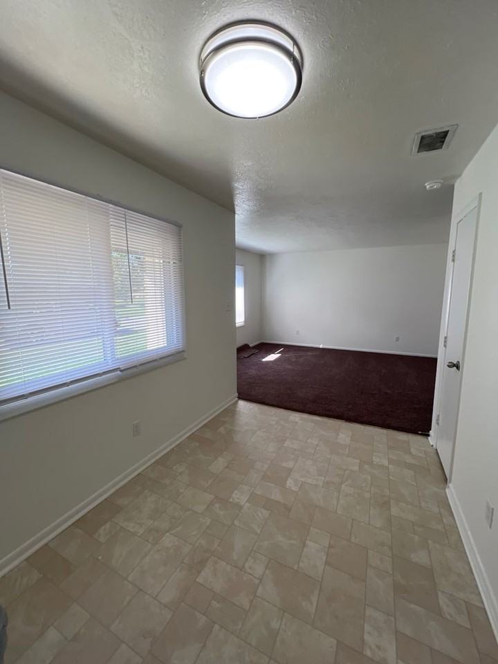 7064-7066 N Manor Dr - Photo 2 of 9