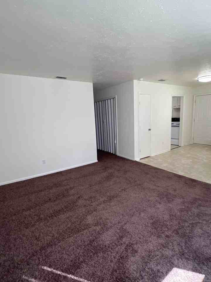 7064-7066 N Manor Dr - Photo 3 of 9