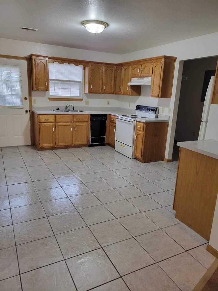 1226 Lake Dr - Photo 6 of 8