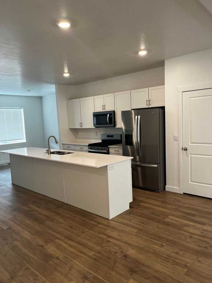 1142 W 310 S - Photo 6 of 14