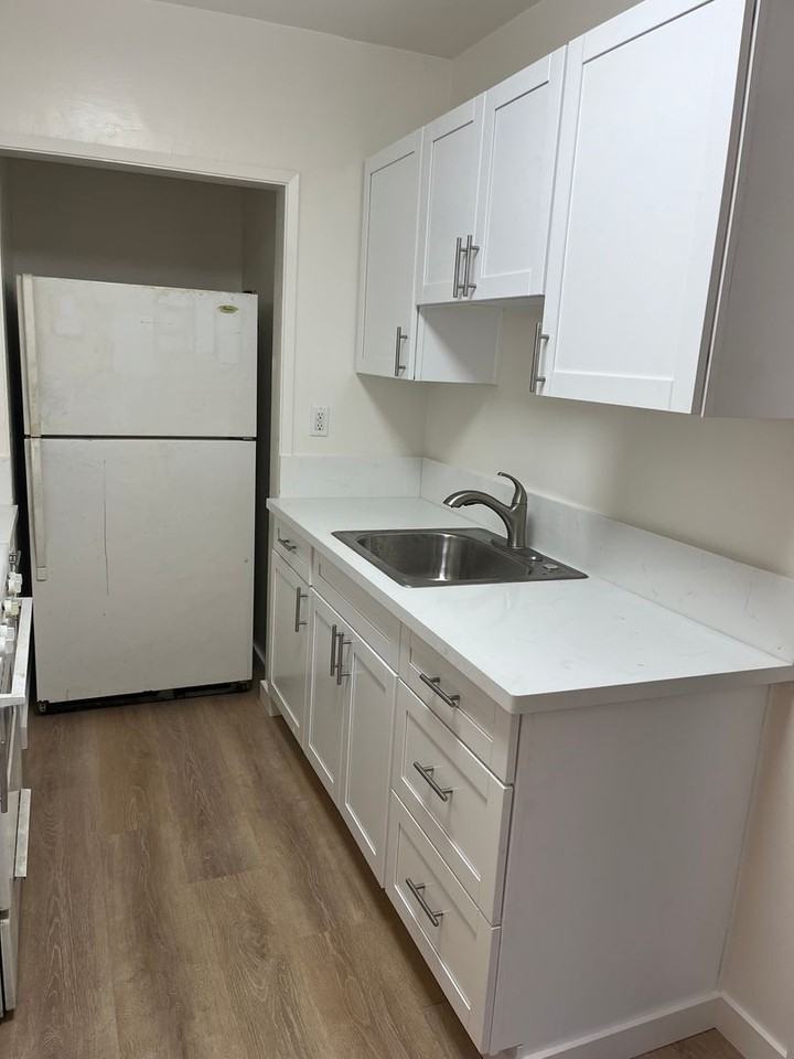 1709 Capitol Ave - Photo 5 of 9