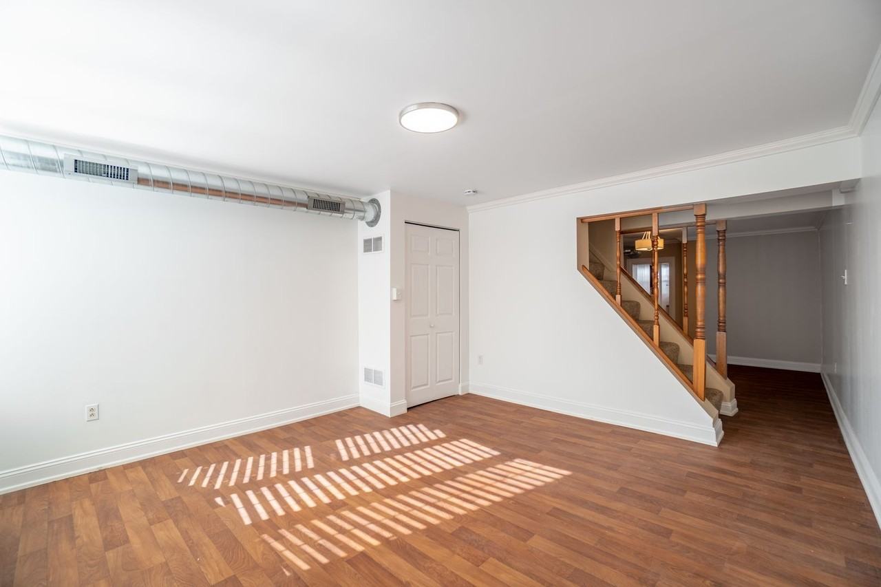 2407 Sarah St - Photo 3 of 16