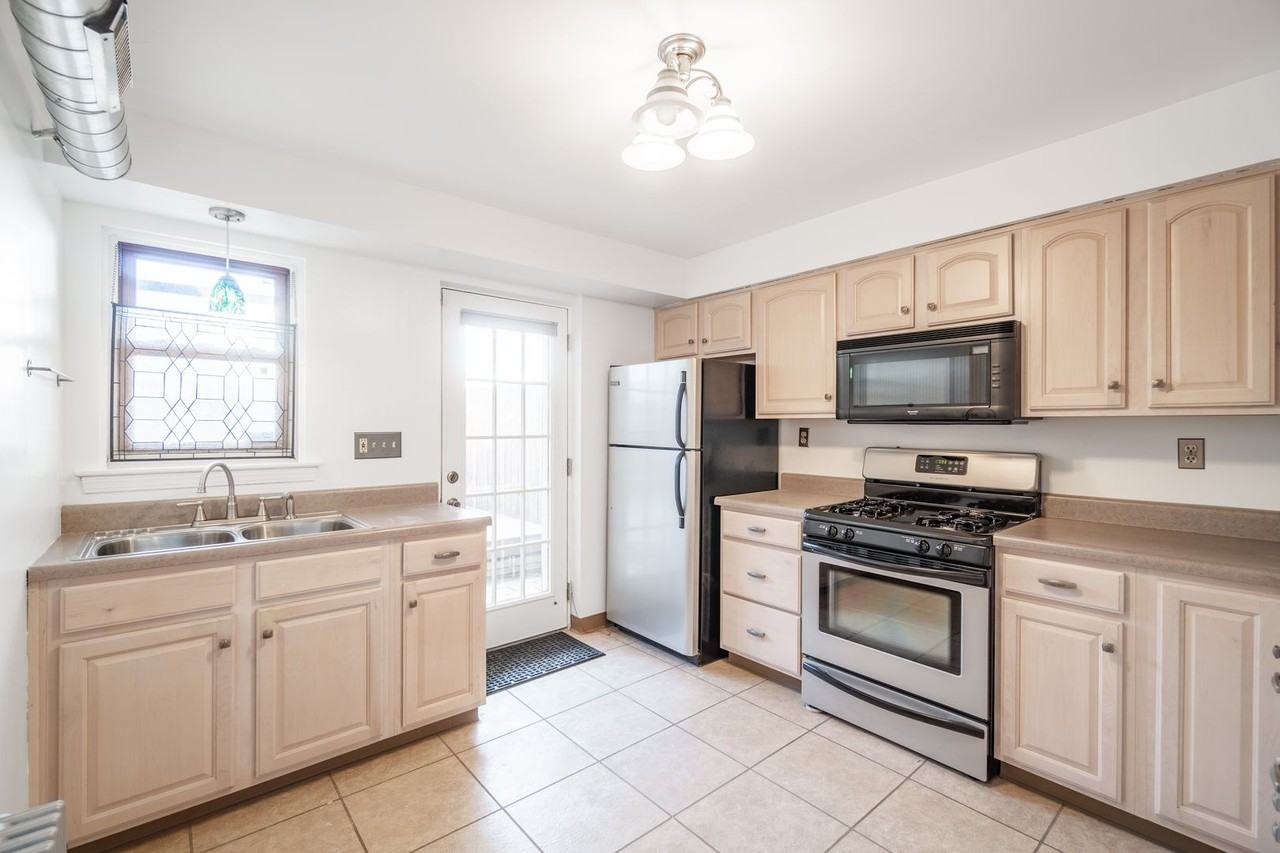 2407 Sarah St - Photo 4 of 16