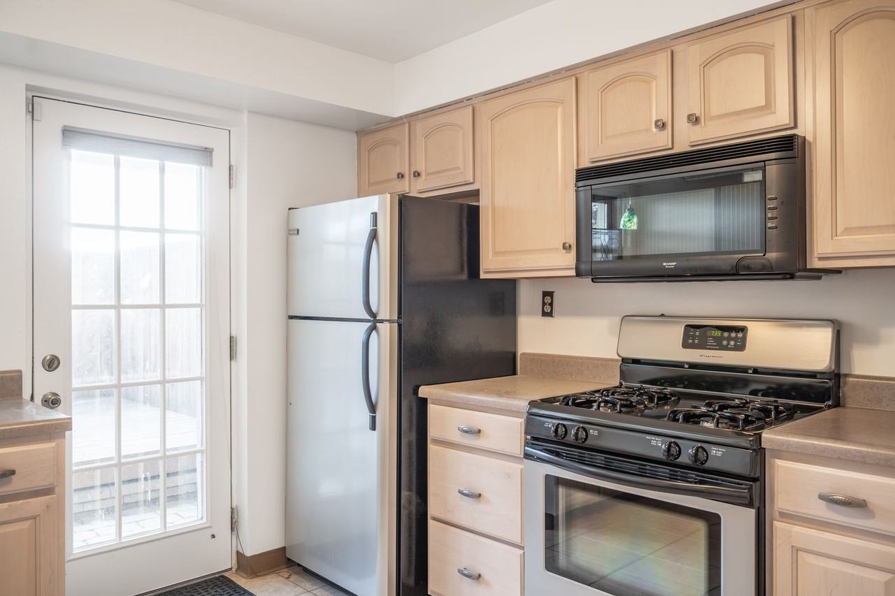 2407 Sarah St - Photo 5 of 16