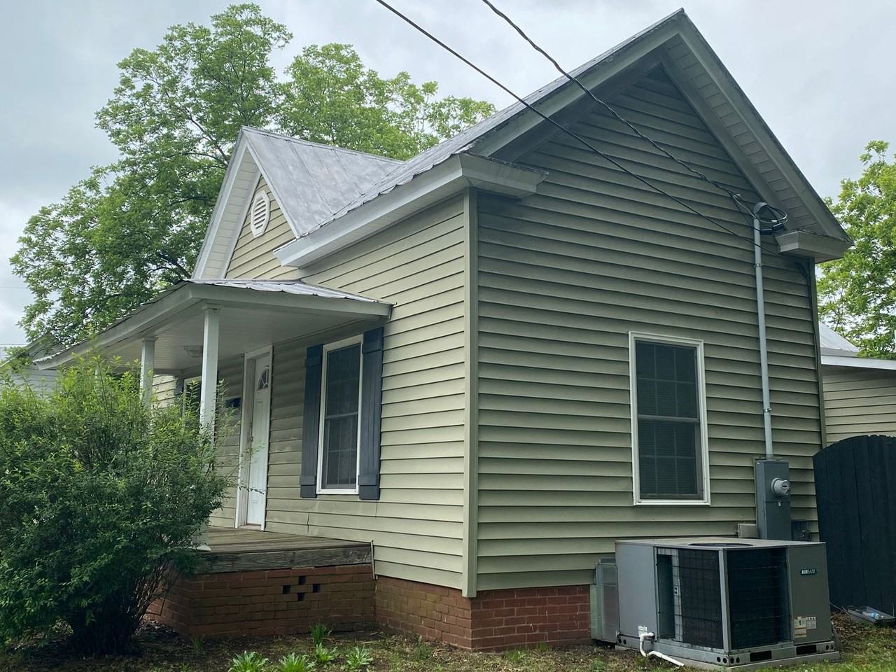 1013 Attica St - Photo 2 of 16