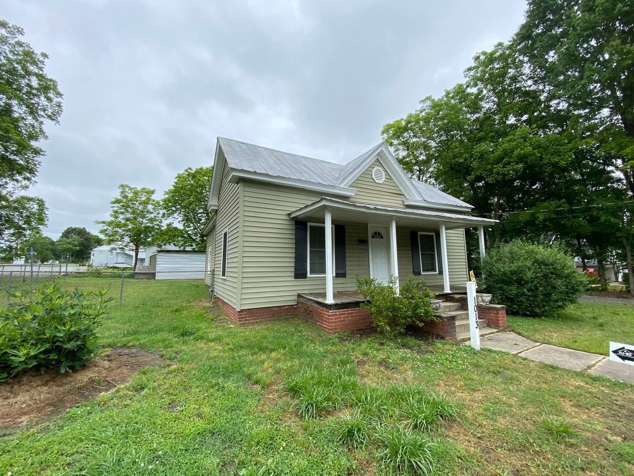 1013 Attica St - Photo 3 of 16