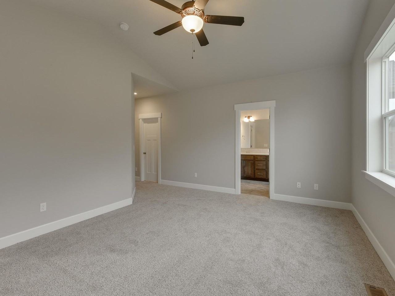 1093 Ne Regan Hill Loop - Photo 3 of 43