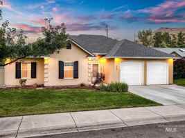 featured image of 806 S Gray Eagle Way