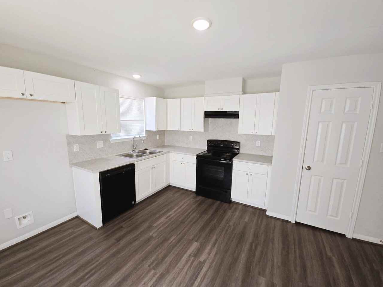 7953 Kenton St - Photo 3 of 32