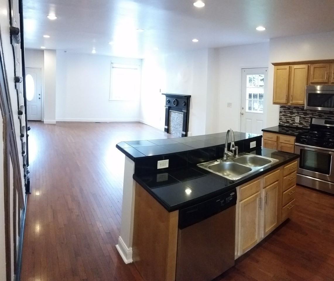 2855 Sarah St - Photo 2 of 13