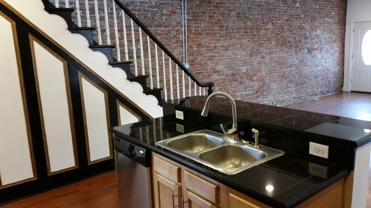 2855 Sarah St - Photo 3 of 13