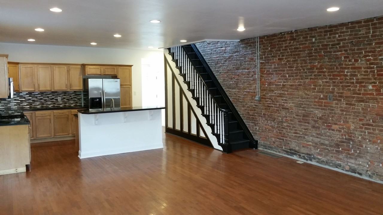 2855 Sarah St - Photo 4 of 13
