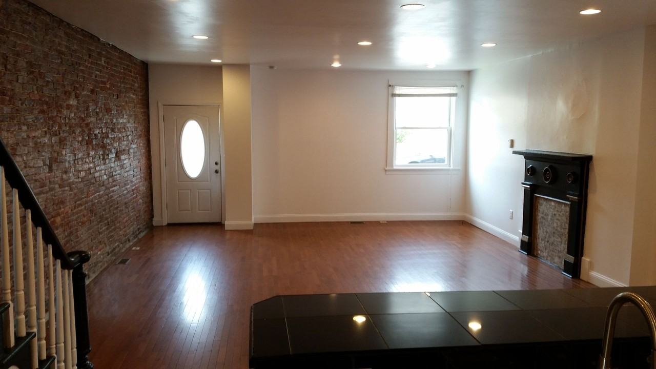 2855 Sarah St - Photo 5 of 13