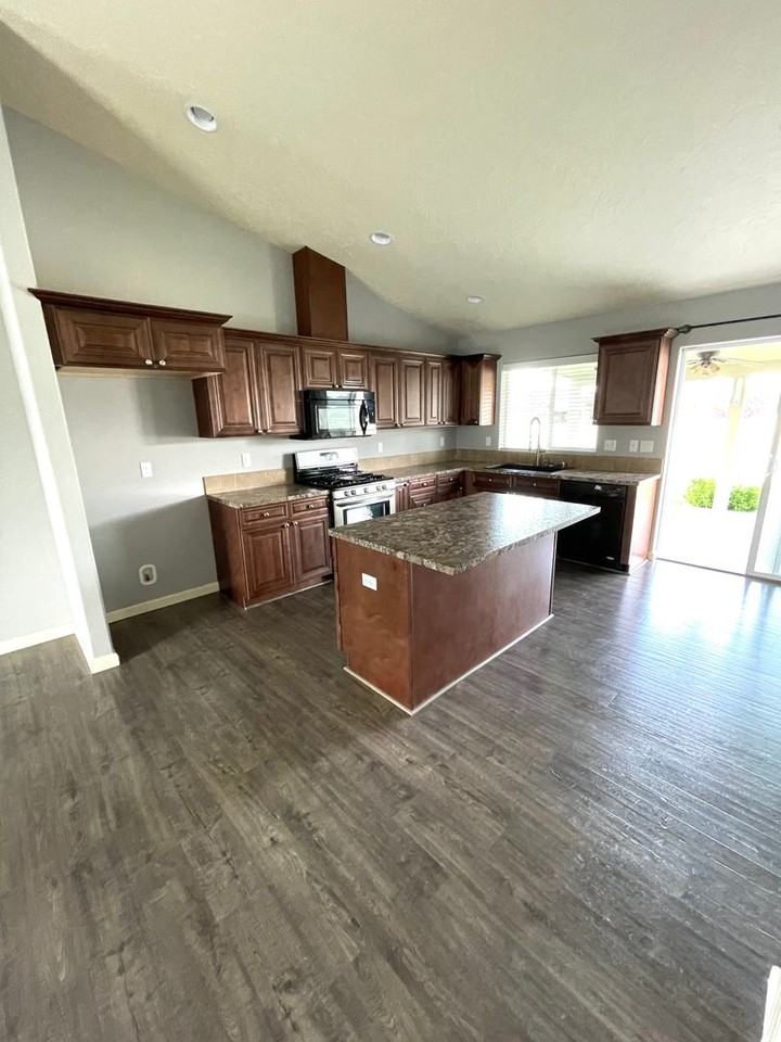 1598 West 44th Place - Photo 5 of 17