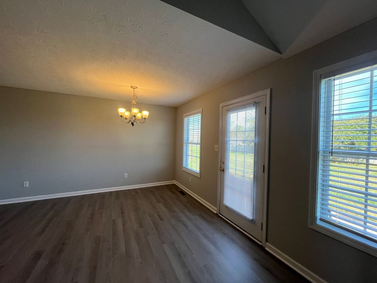 306 Deluth Dr - Photo 5 of 16