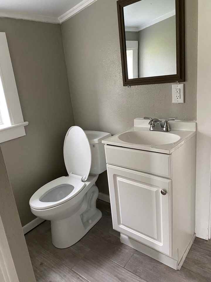 605 N Hall St - Photo 5 of 11