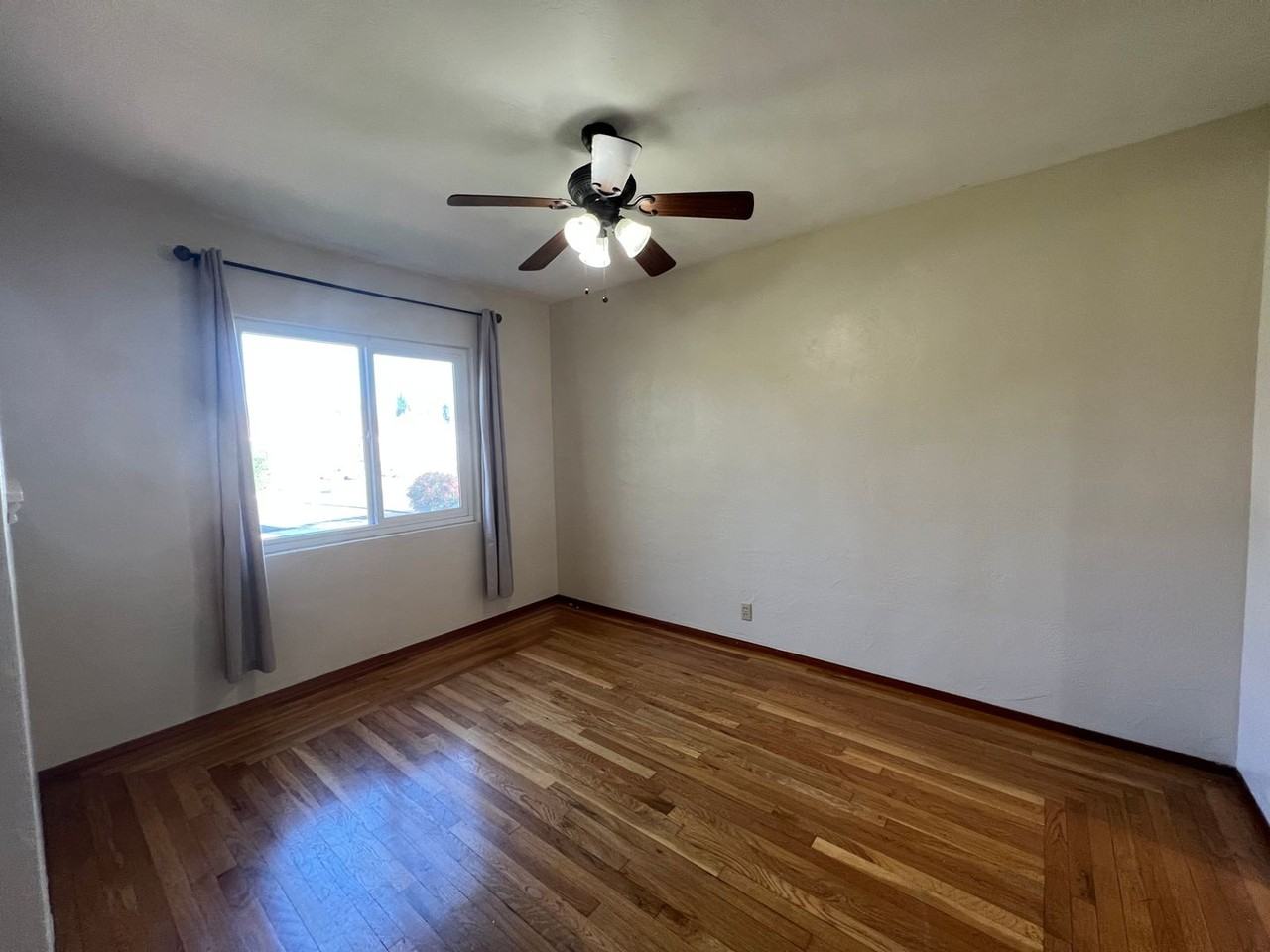 2384 Lindaire Ave - Photo 3 of 42