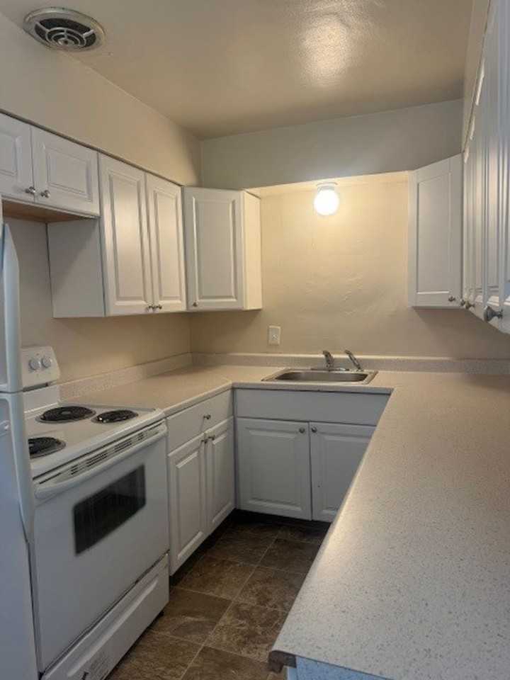 109-The Edgewater Apts & Retail Bldg - Photo 7 of 12
