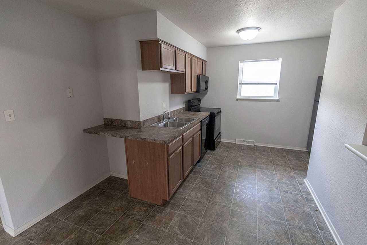 215 West Blvd N - Photo 6 of 41