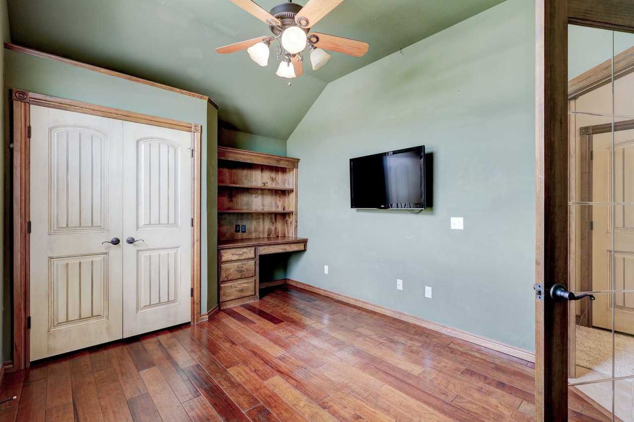 15166 Fox Hollow Rd - Photo 6 of 32