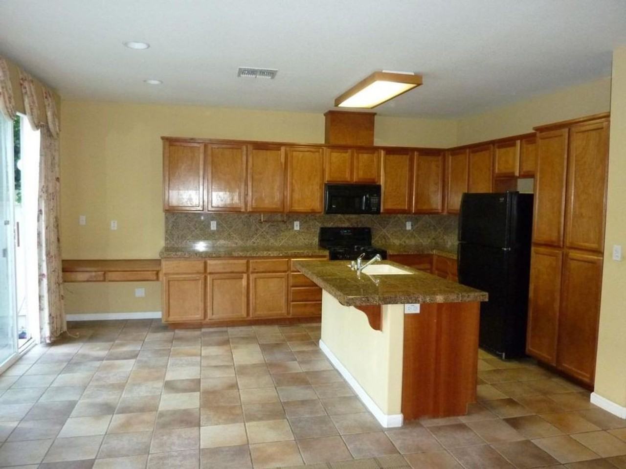 1926 Ivycrest Way - Photo 3 of 10