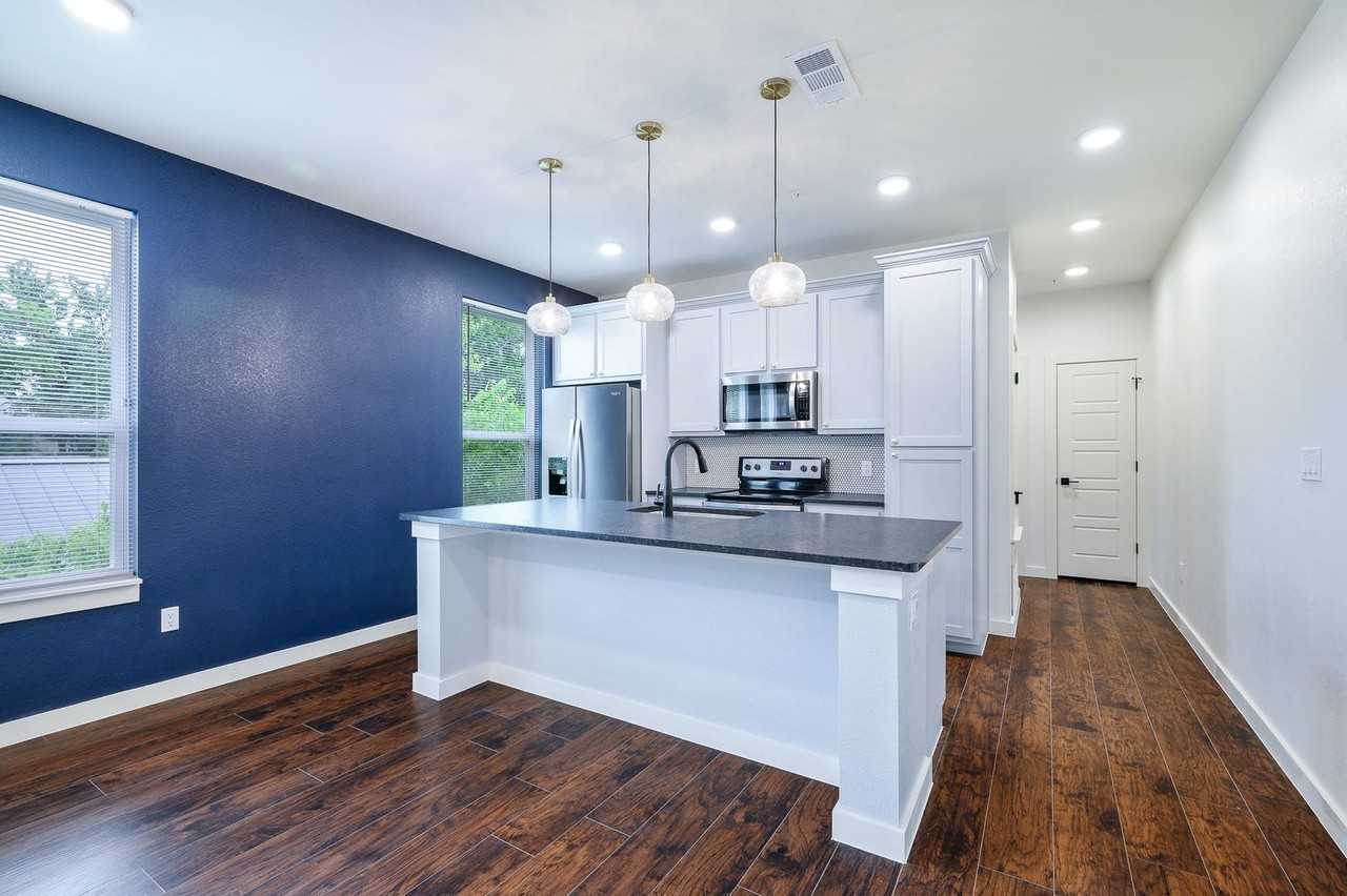 3120 Cockrell - Photo 3 of 20