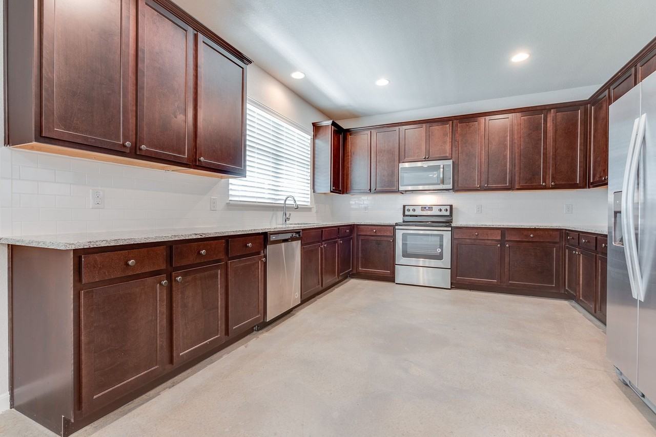 2729 Lubbock Ave - Photo 3 of 12