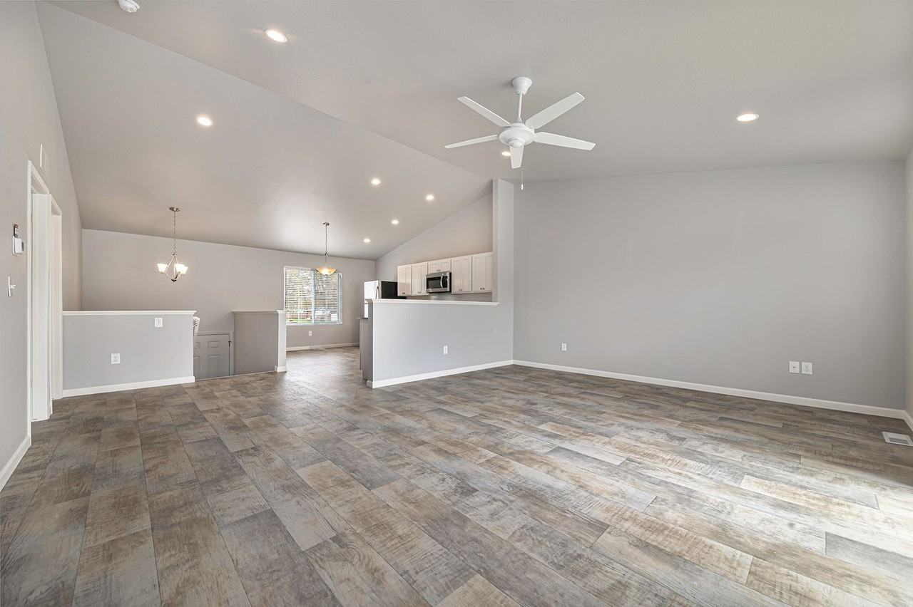 107 Mackenzie St - Photo 3 of 12