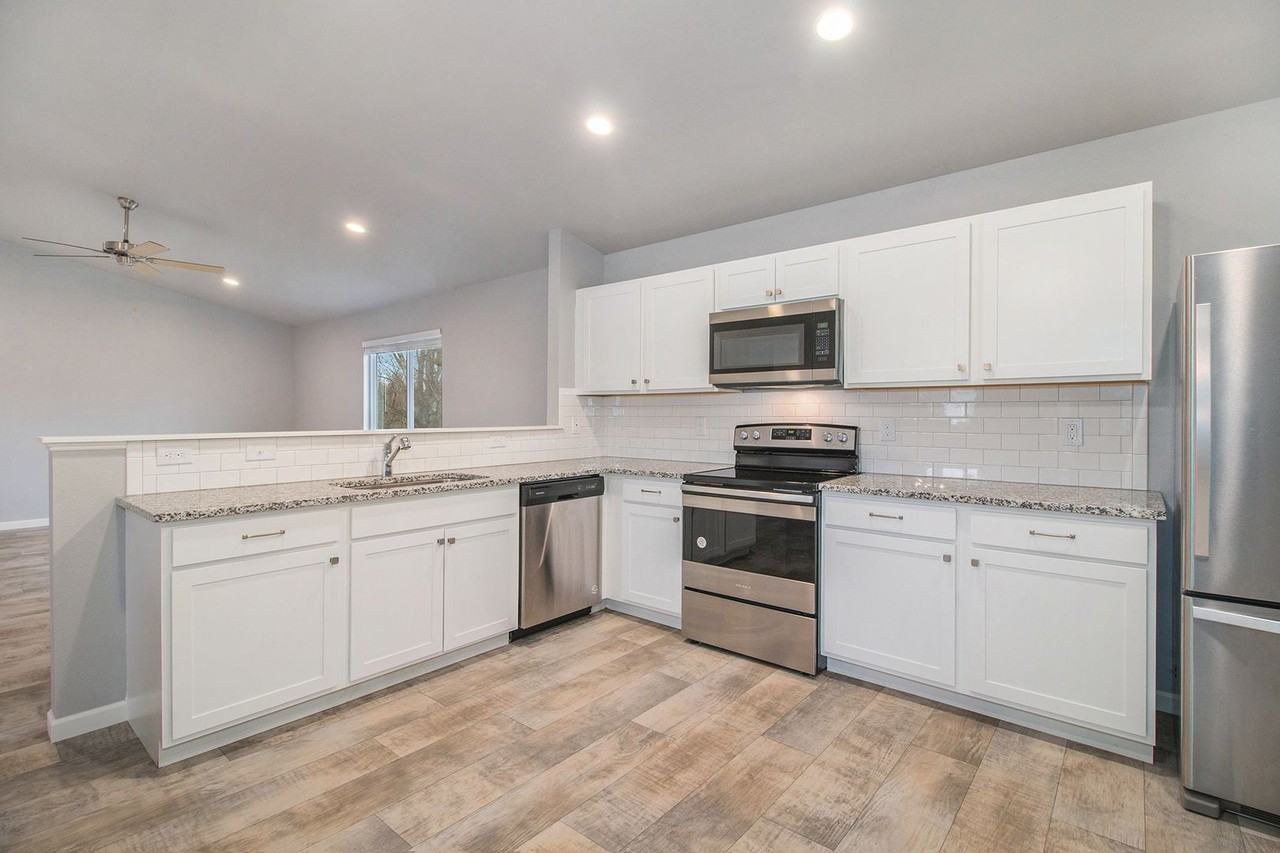 8427 W Sturtevant Ave - Photo 3 of 18