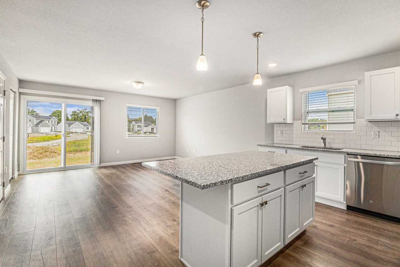 1113 Baker St - Photo 2 of 22