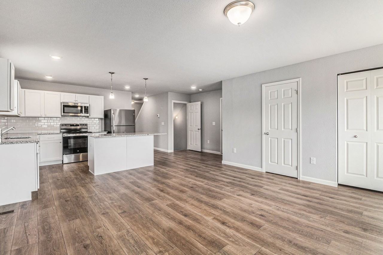 1113 Baker St - Photo 4 of 22