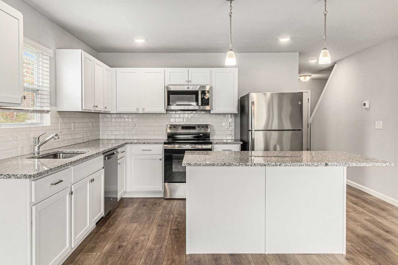 1113 Baker St - Photo 5 of 22