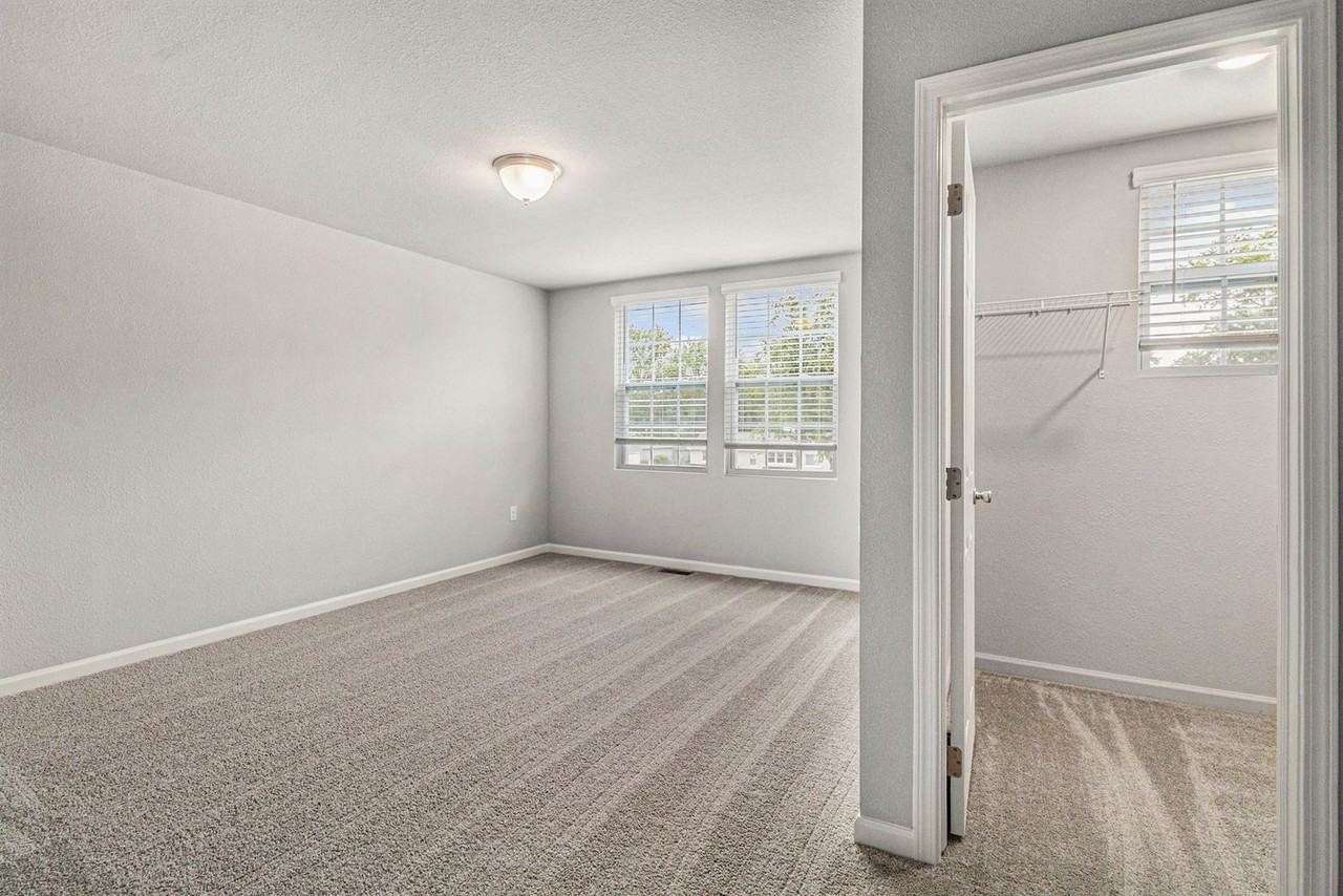 1113 Baker St - Photo 7 of 22