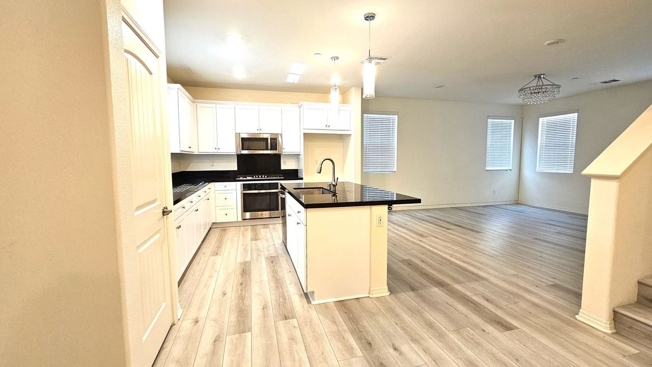 16736 Stags Leap Ln - Photo 6 of 31