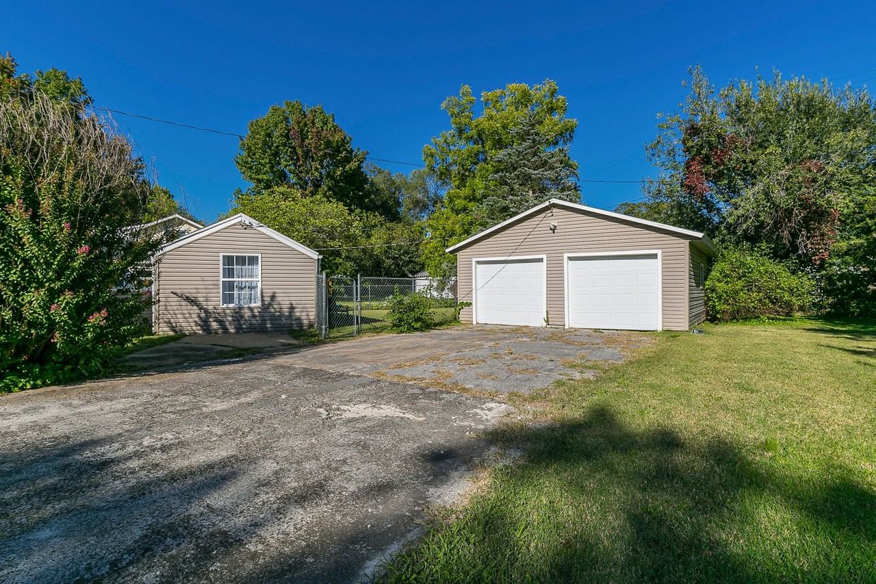 1160 S Pennsylvania Ave - Photo 3 of 50