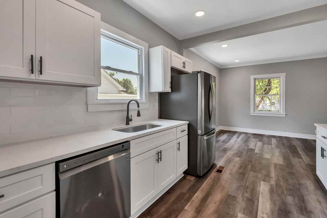 907 Debow St - Photo 2 of 25