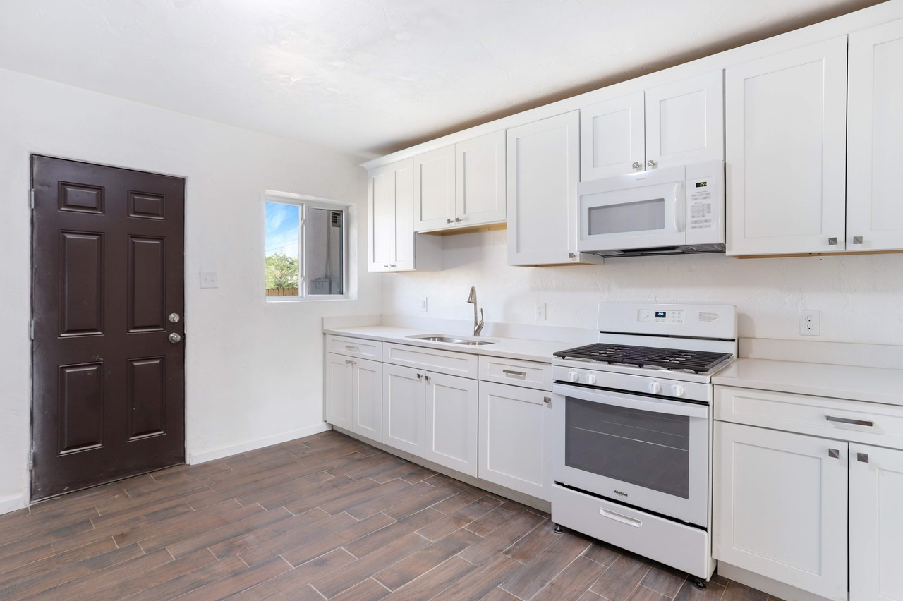 621 S Melendres St #NA - Photo 3 of 9