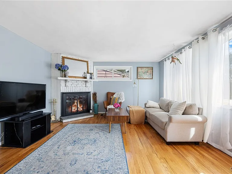 107 Lee St - Photo 2 of 14