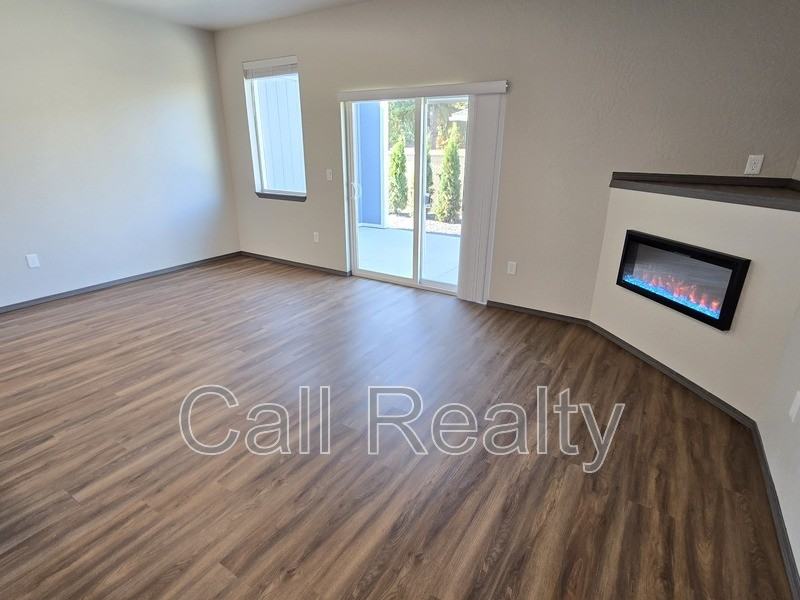 308 S Clinton Rd - Photo 5 of 18