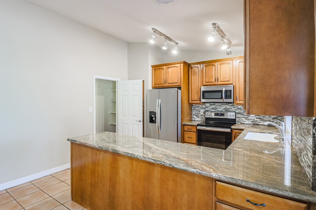 1546 W Knowles Ave - Photo 3 of 27