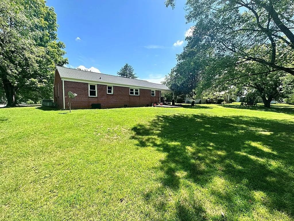 170 E Wall St - Photo 2 of 3