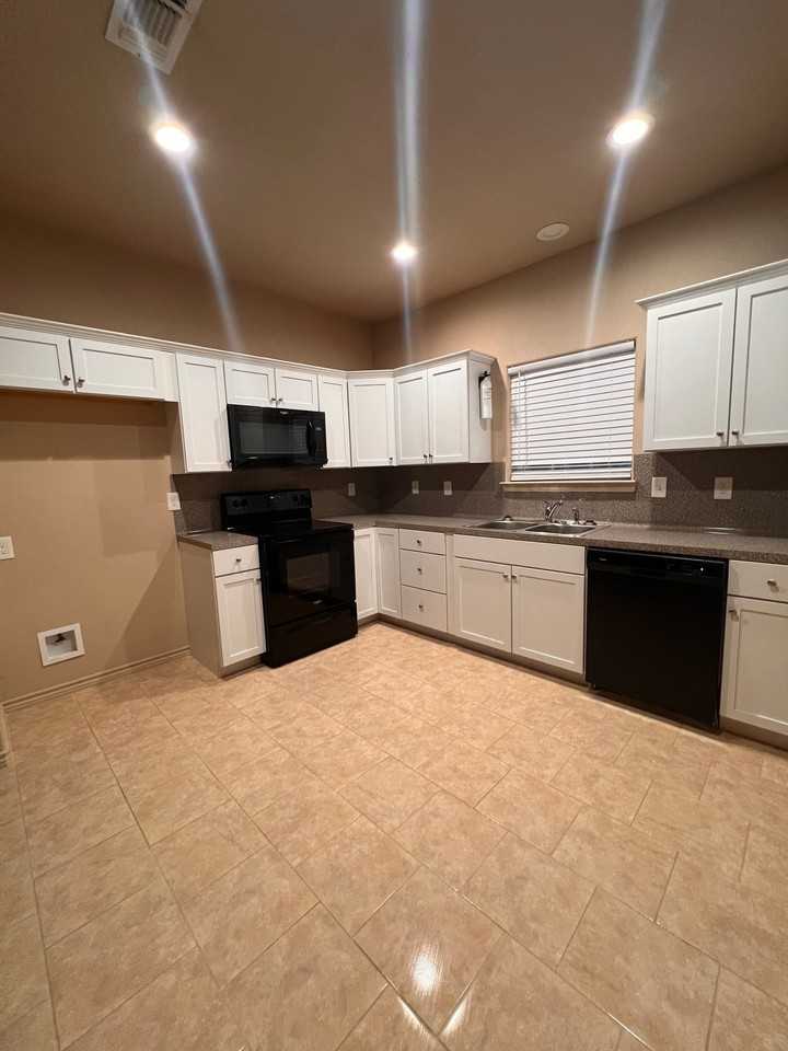 2310 Paul Ave - Photo 3 of 10